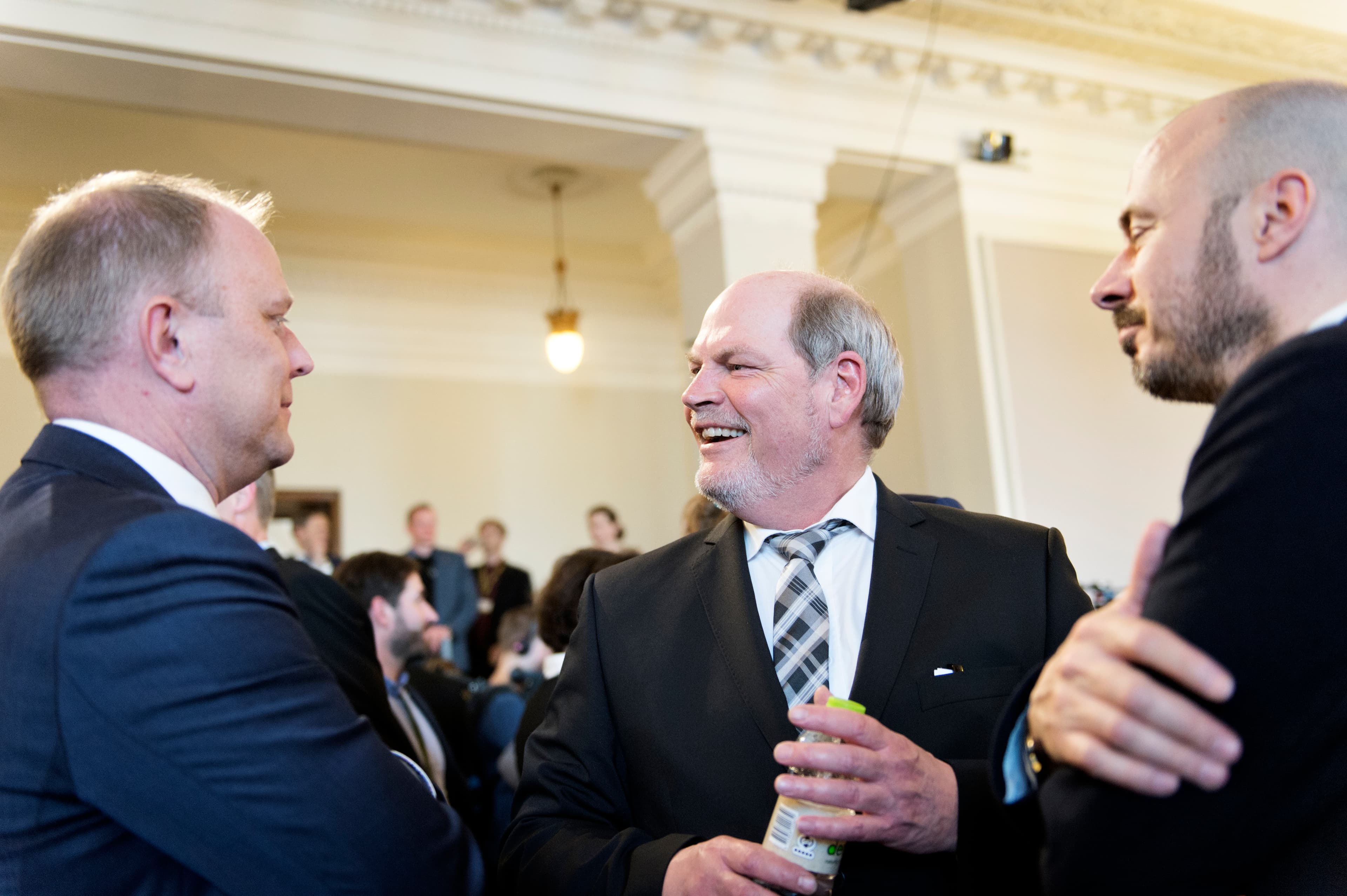 Tidligere minister for by, bolig og landdistrikter og minister for nordisk samarbejde Carsten Hansen (S) er takket af. Her er han til Helle Thorning-Schmidts jubilæum. Foto: Philip Davali, Polfoto


I dag holder Socialdemokraterne reception i anledning af, at Helle Thorning-Schmidt kan fejre sit 10-rs jubil¾um som partiets formand.
