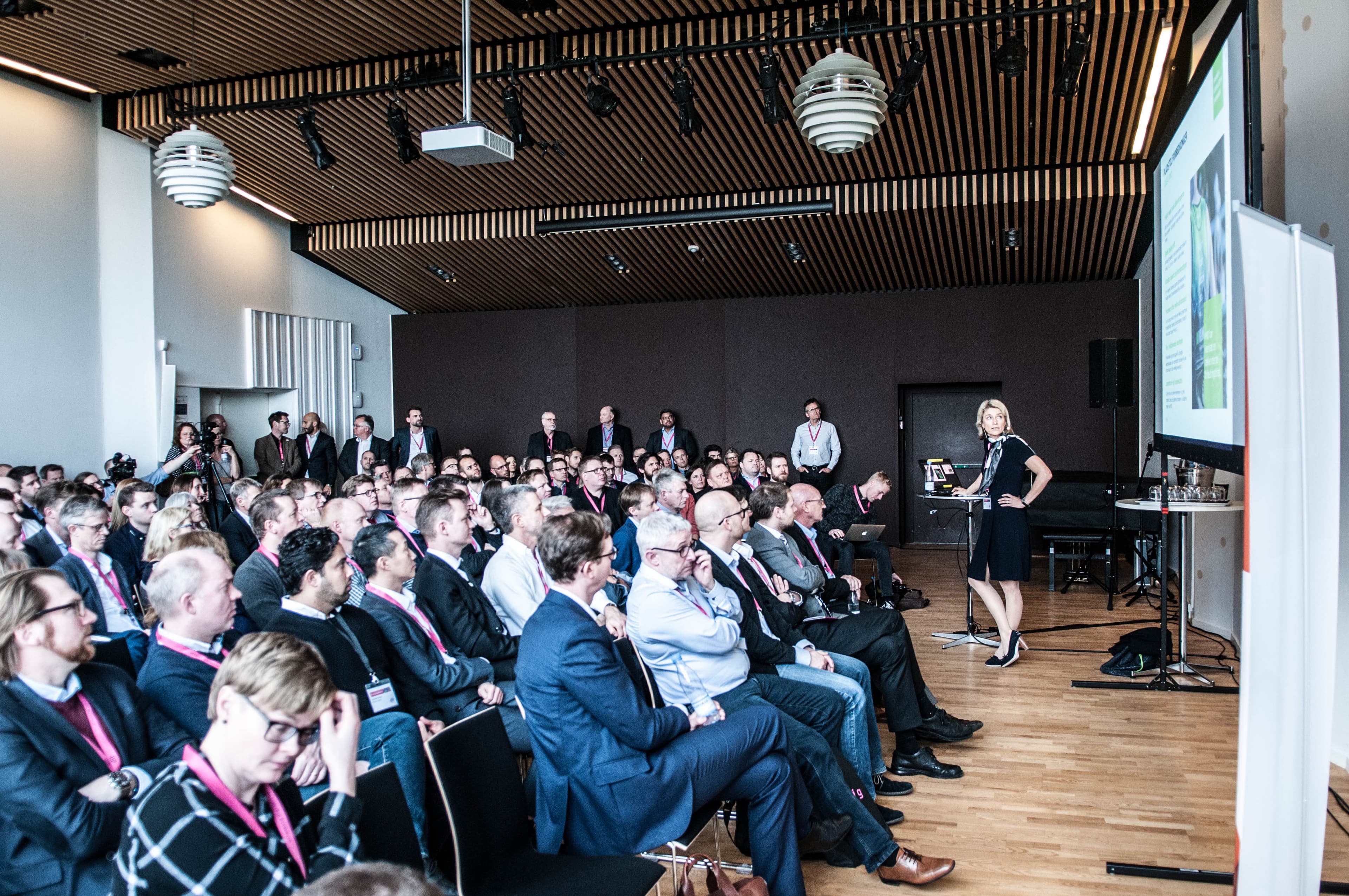  “Vi har lavet en opgørelse over forsinkelserne, der handler om kompenseringen. Og vi har fået adresseret incitamenterne, der handlede om, om vi nu virkelig havde en interesse i, at der var forsinkelser. Vi har lavet en ny plan, som vi tror på, opremsede Eva Berneke i sit oplæg til de omkring 80-90 fremmødte i salen. Foto: KMD