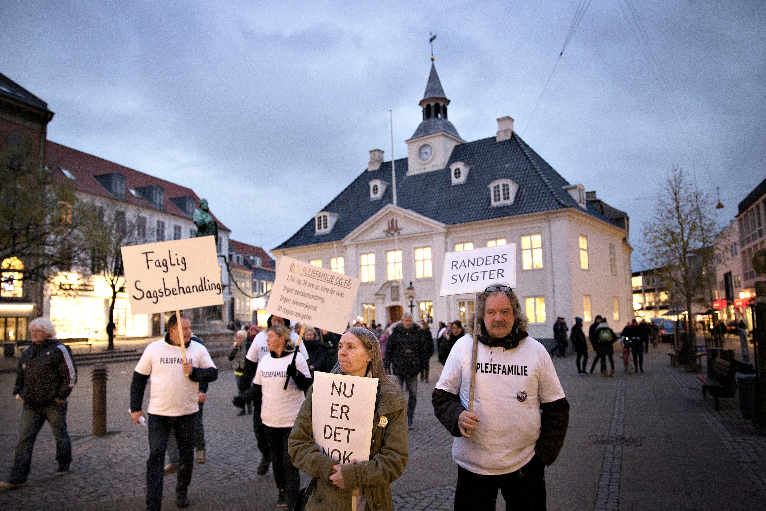 Plejefamilier mener, at en ny aflønningsmetode forringer deres vilkår markant. Flere kommuner er i gang med øvelsen. Her demonstrerer plejefamilier ved et byrådsmøde i Randers mod ændringer i vederlagene. 
Foto: Christian Klindt Sølbeck / Polfoto