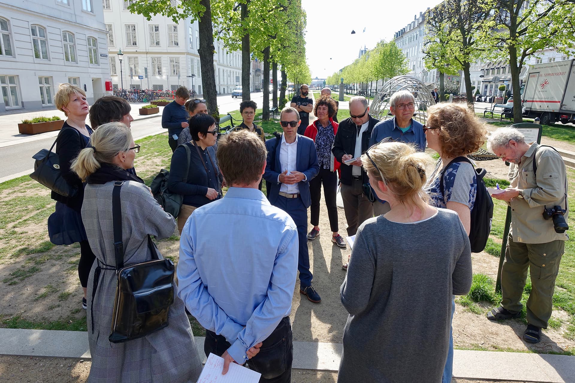 Projektleder Michael F. Tengnagel fra ingeniørselskabet Rambøll fortæller de fremmødte journalister om omlægningen af Sankt Annæ Plads i København, som nu er blevet såkaldt skybrudsgade. Samtidig er pladsen blevet et indbydende byrum.