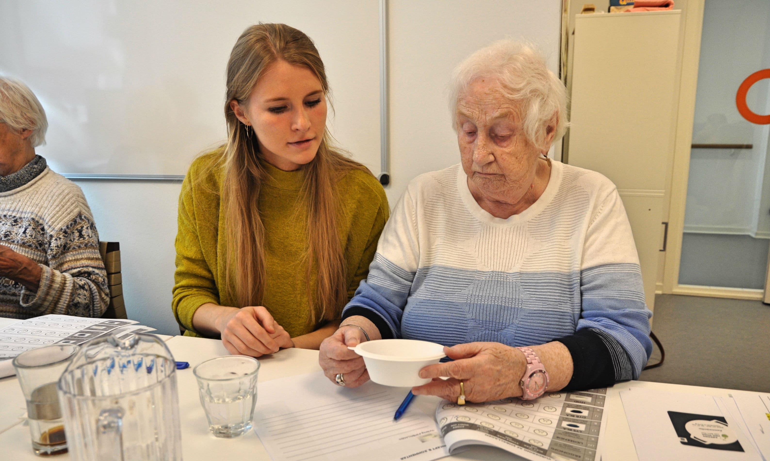 Caroline Borch (tv) og Inge Hein (th) afprøver den nye emballage. I København har man planlagt yderligere tre tests. Her skal de ældre bedømme, hvordan designet fungerer sammen med den nye menu.