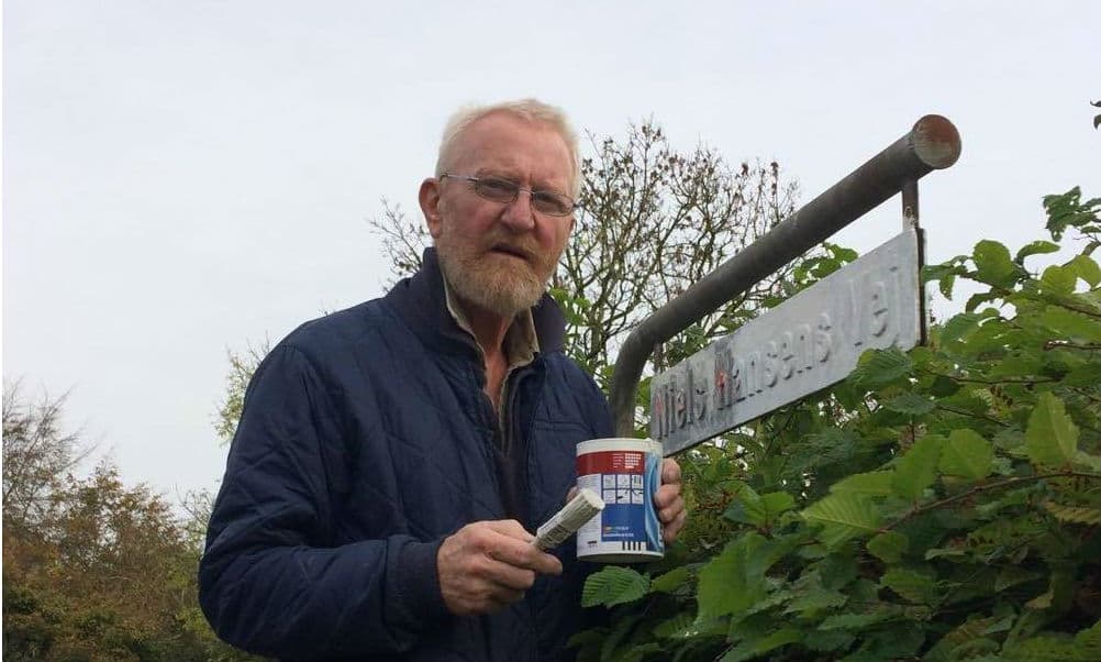 Nils Bennicke er ikke holdt op med at male skilte, selvom kommunen har bedt ham om at stoppe. 