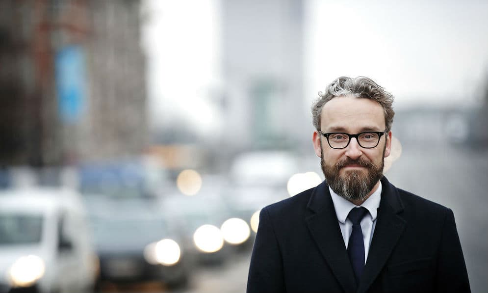 Transportminister Ole Birk Olesen midt på H.C. Andersens Boulevard i København - omgivet af smukke former og udtryk; nemlig biler ... hvis du spørger ham. 