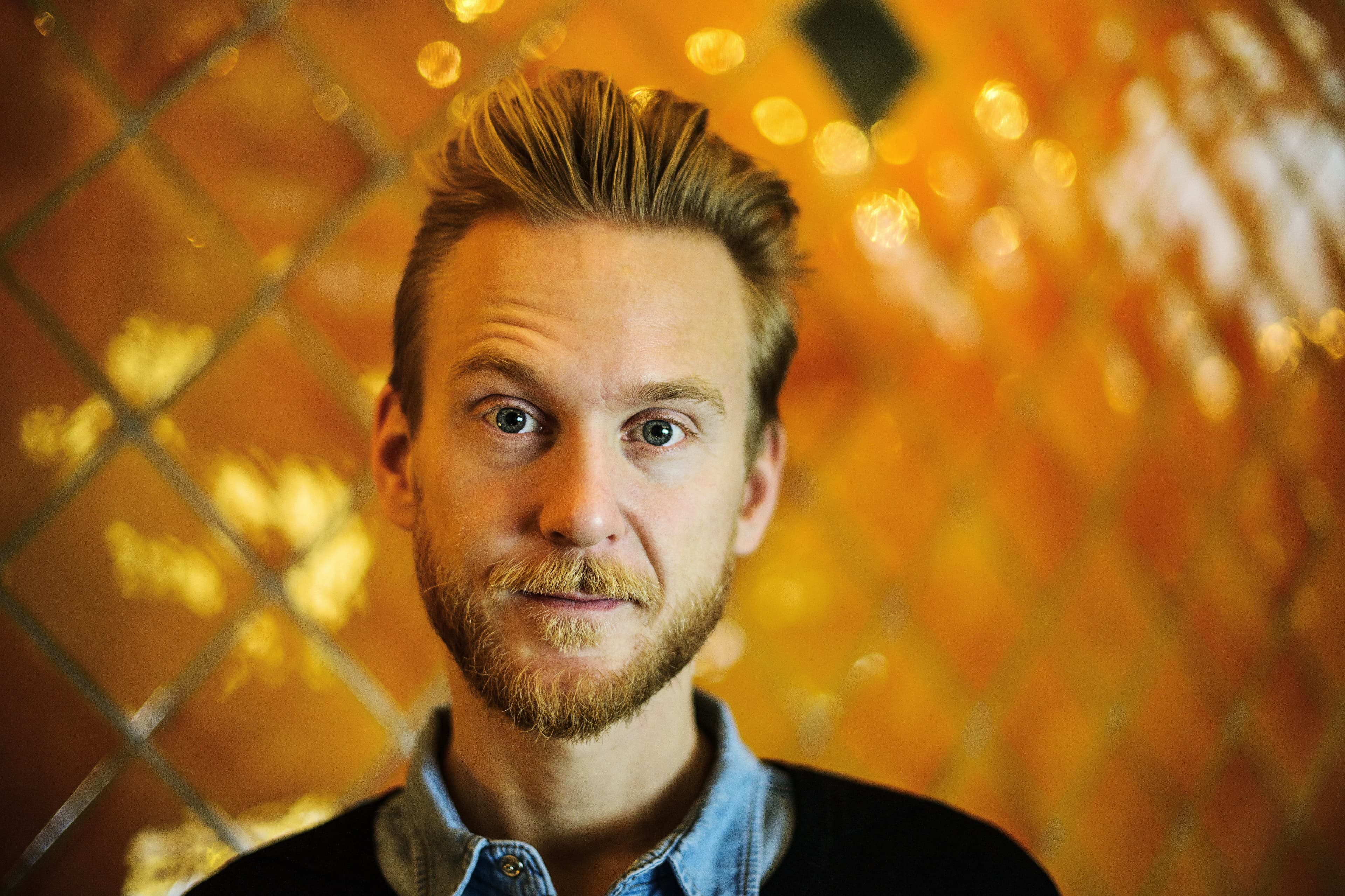 Huxi Bach fylder 40 år den 9. marts. De seneste år har han med humor og kløgt stillet skarpt på magthaverne i Danmark.
