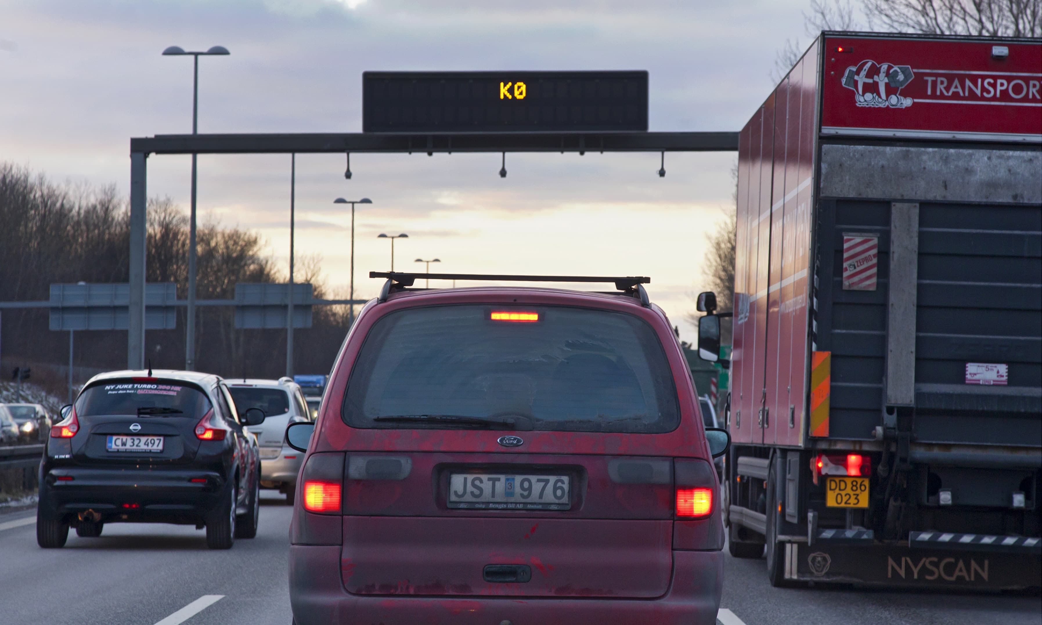 Flere motorveje, sænket registreringsafgift og billig benzin har øget biltrafikken med næsten en femtedel siden årtusindeskiftet, viser en rapport fra Vejdirektoratet, som fagmediet Ingeniøren har haft adgang til.