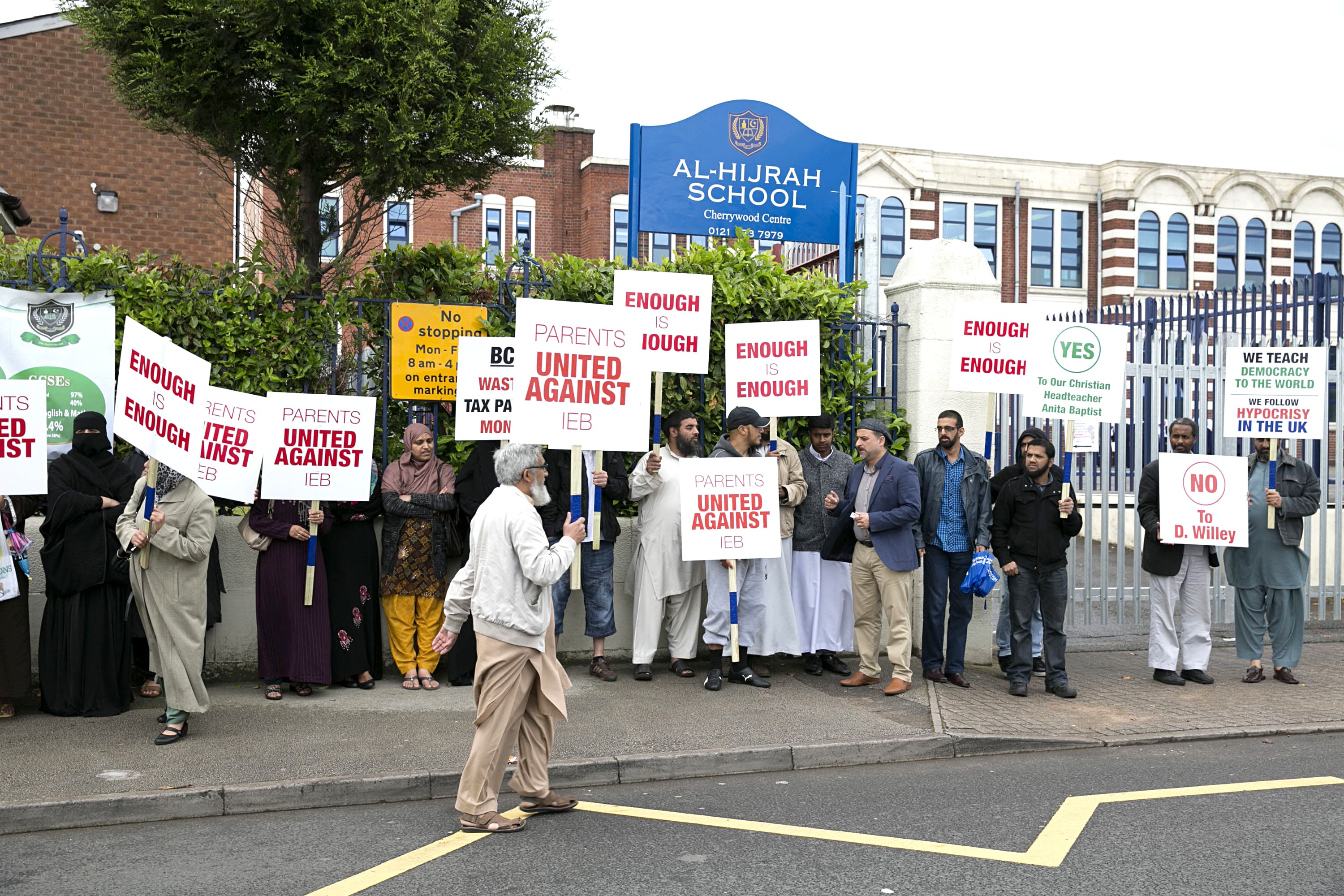 Forældre til elever på Al-Hijrah, en folkeskole i Birmingham, nægter for tredje uge i træk kommunens inspektører adgang. Det sker samtidig med, at undervisningsinspektoratet netop har afsløret radikale muslimers forsøg på at overtage ledelsen af en anden af kommunens folkeskoler. 
Foto: Polfoto
