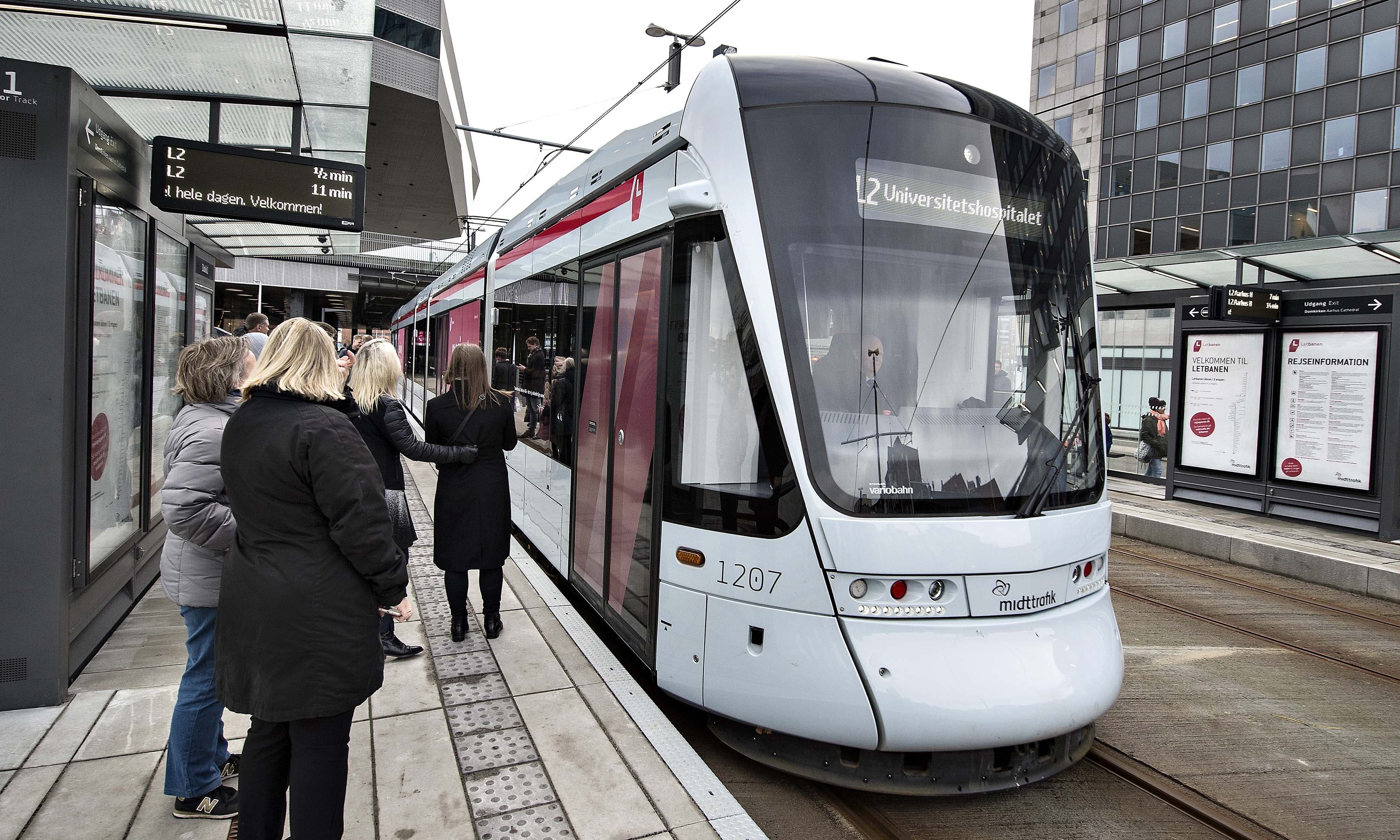 Strækningen fra Aarhus mod Norddjurs påregnes først igangsat, når strækningen mod Odder er i drift. Derfor er udsigterne til velfungerende elektriske tog endnu længere ude i horisonten mod Djursland.
