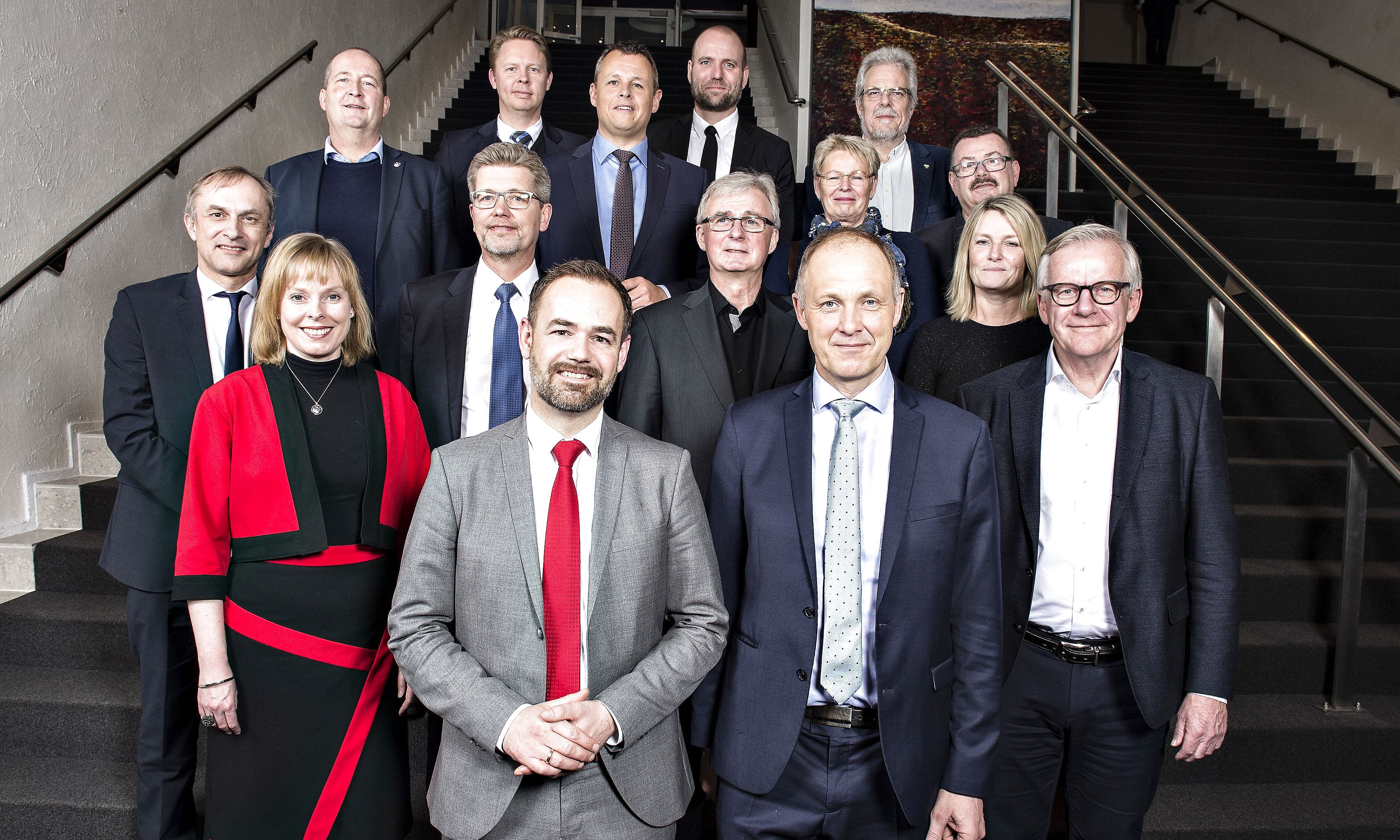 KLs nye bestyrelse med formand Jacob Bundsgaard og næstformand Martin Damm i spidsen. Bagved fra venstre mod højre Michael Ziegler, Joy Mogensen, Erik Flyvholm, Frank Jensen, Jacob Bjerregaard, Lars Krarup, Thomas Gyldal-Petersen, Tonni Hansen, Jette Skive, Leon Sebbelin, Per Clausen, Birgit Stenbak Hansen og Jens Ive. Thomas Kastrup-Larsen og Jørn Pedersen er ikke med på fotoet.