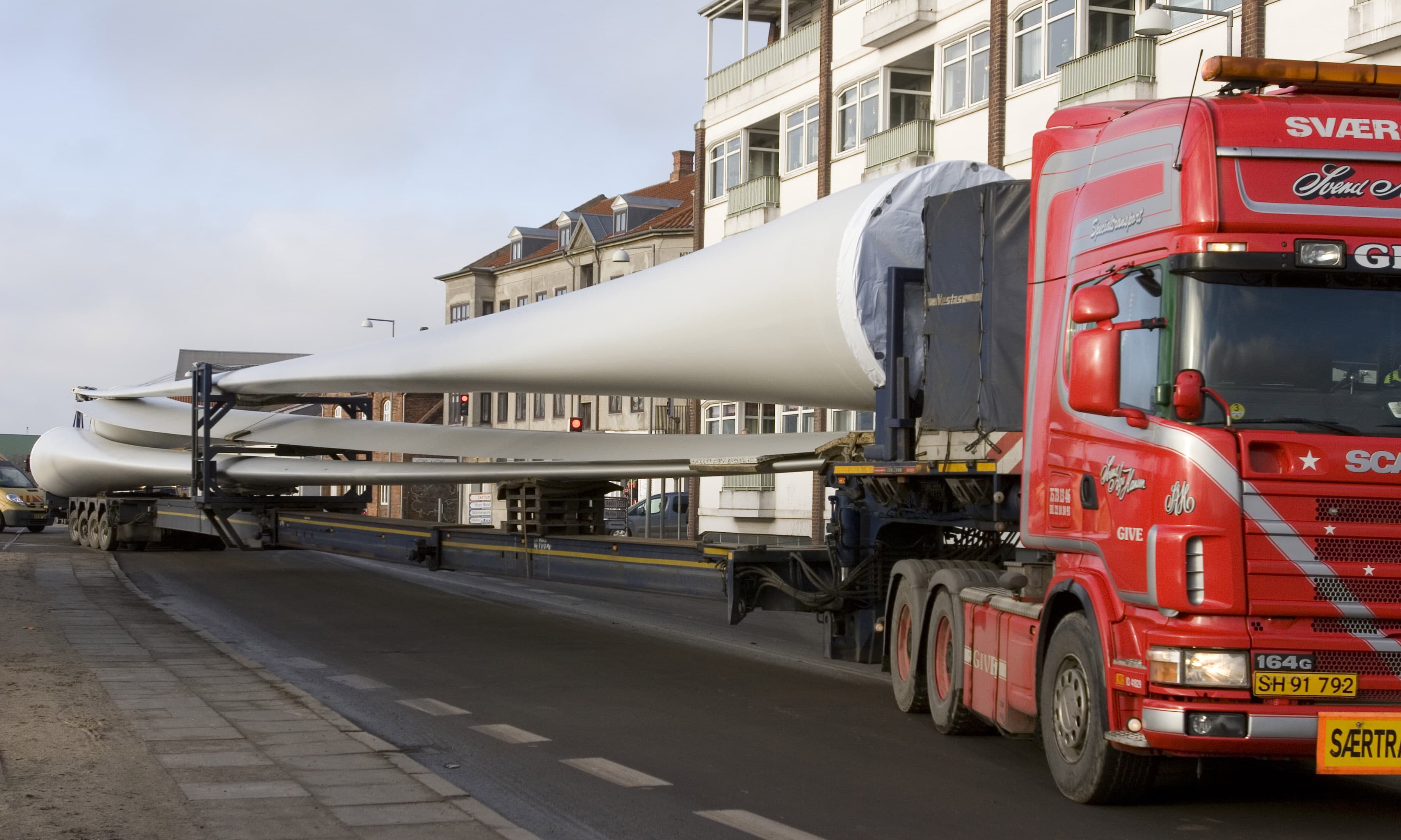 Når særtransporterne ruller gennem landskabet, har de i de fleste tilfælde krævet længere tids research og ventetid i forbindelse med de tilladelser, som virksomhederne skal søge - ofte hver eneste gang, der skal fragtes store sager.