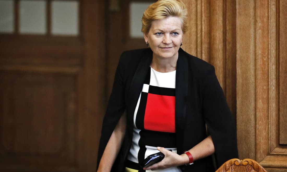 - Det er jo ikke så mærkeligt, at der ikke sker noget, når så mange kommuner åbenlyst ikke tager ligestilling i ledelse alvorligt, siger ligestillingsminister Eva Kjer Hansen om ny ligestillingsredegørelse.