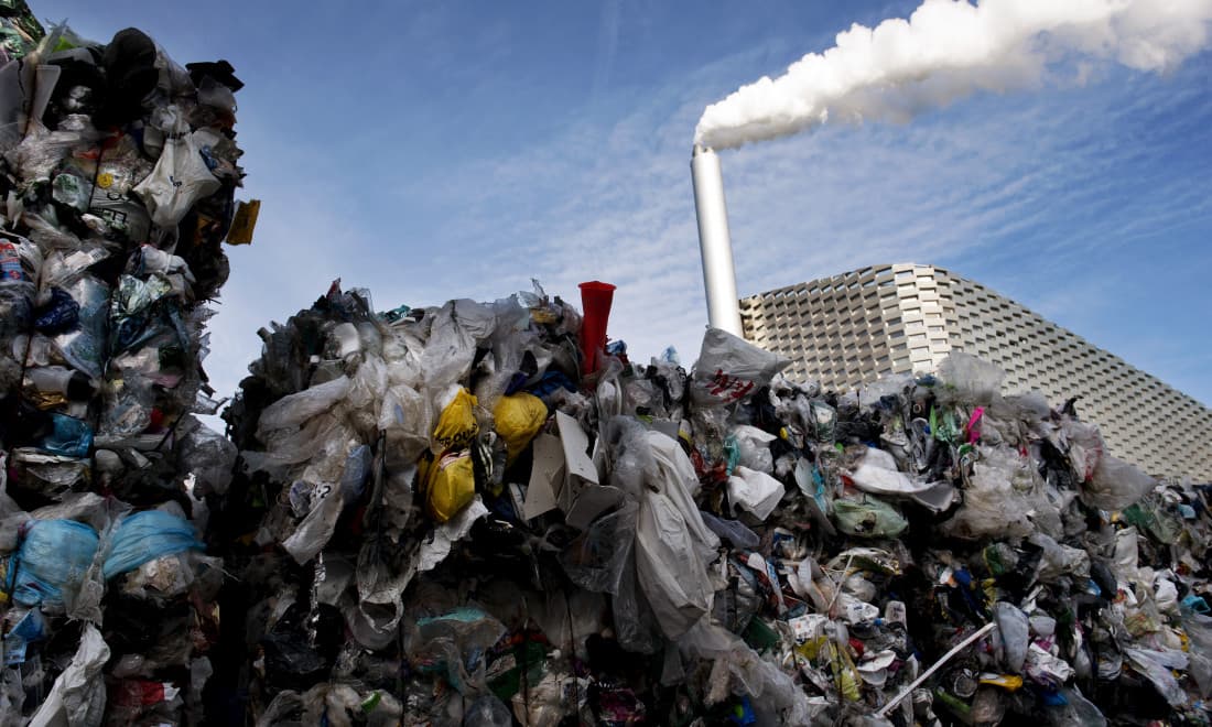 En anden udfordring, der er opstået som en konsekvens af nedbruddet, er mængderne af affald. Selvom energiproduktionen på Amager Bakke for tiden er nede, vælter affaldet stadig ind. “Der resterer en stor opgave, forklarer direktør Jacob H. Simonsen.
