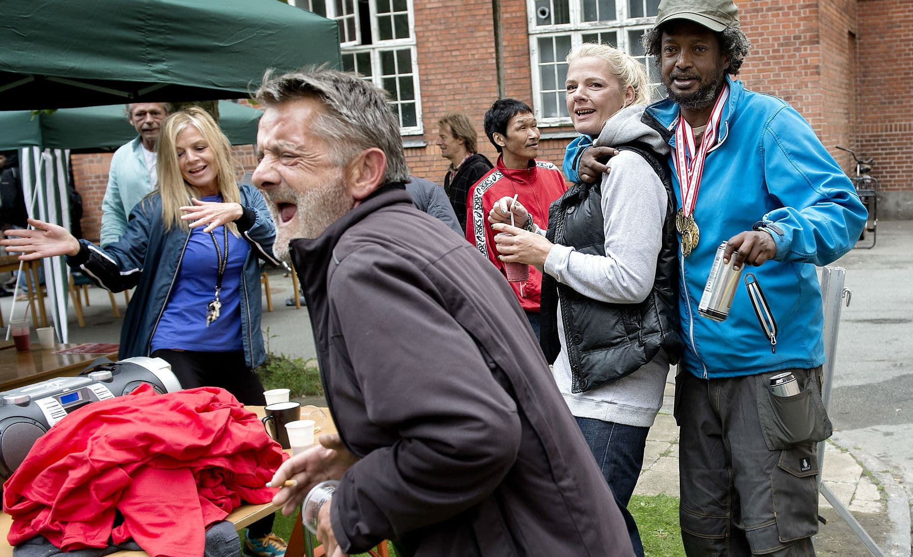Sundhedsdag for de udsatte på Herbergcenteret Sundholm med blandt andet morgenmad, wellness og tandrensning. “Vi giver ikke op på vores brugere uanset, hvor mange forsøg de skal bruge for at få en nogenlunde tålelig tilværelse, siger socialrådgiver Dorthe Weichel. 