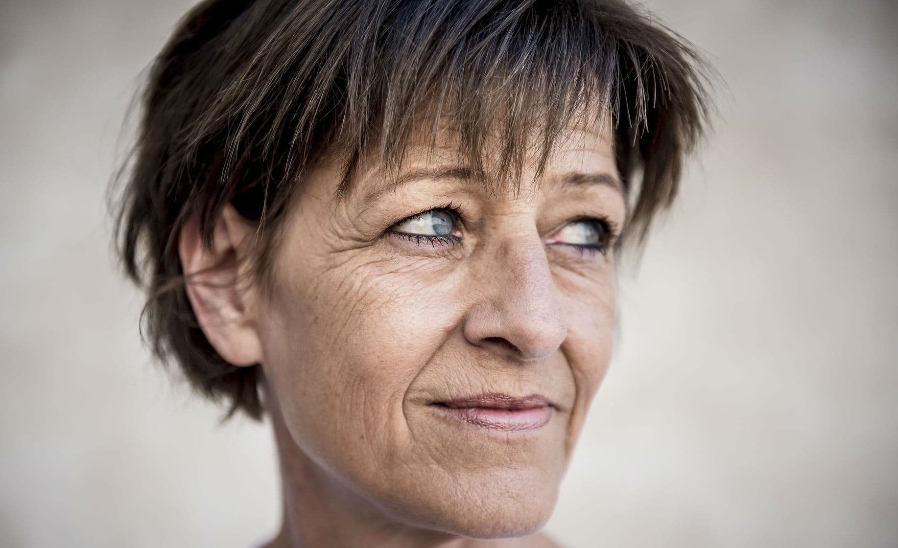 Folketingspolitiker og kommunalordfører Kirsten Normann Andersen (SF) fotograferet ved Christiansborg Slot i maj 2018. For kommunalordføreren er det vigtigt at holde fast i et feminint look. “Jeg synes, at vi kvinder let kommer til at ligne og være politikere på mændenes præmisser, siger Kirsten Normann Andersen. 

