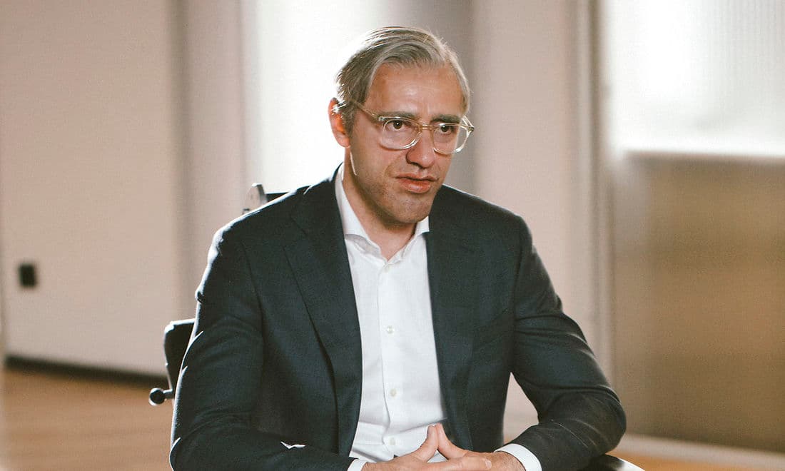 Et nyt EU-direktiv skal beskytte whistleblowere som den tyske topadvokat her iført maske og sminke i forbindelse med et tv-interview mod retsforfølgelse. Interviewet omhandlede svindel med udbytteskat – en type svindel, som er omfattet af det nye direktiv.