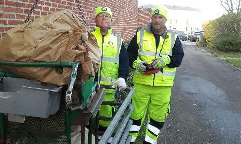 Når ens ryg er nedslidt, så man må spise muskelafslappende piller hver morgen for at komme igennem dagen, bliver man glad for en kran. “Det er stadig meget tungt arbejde, men det er heldigvis blevet nemmere efter vi har fået kran og kærre, siger skraldemand Finn Johnny Kristiansen. Her sammen med sin kollega René Jensen. 
