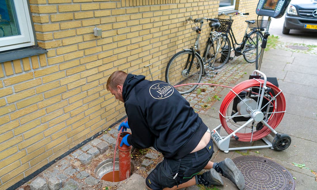 Ny debatbog peger på, at eliten glemmer den hårdtarbejdende klasse med mange år på arbejdsmarkedet og sætter pensionsalderen op, som om alle sidder ved et skrivebord med en lang uddannelse.
