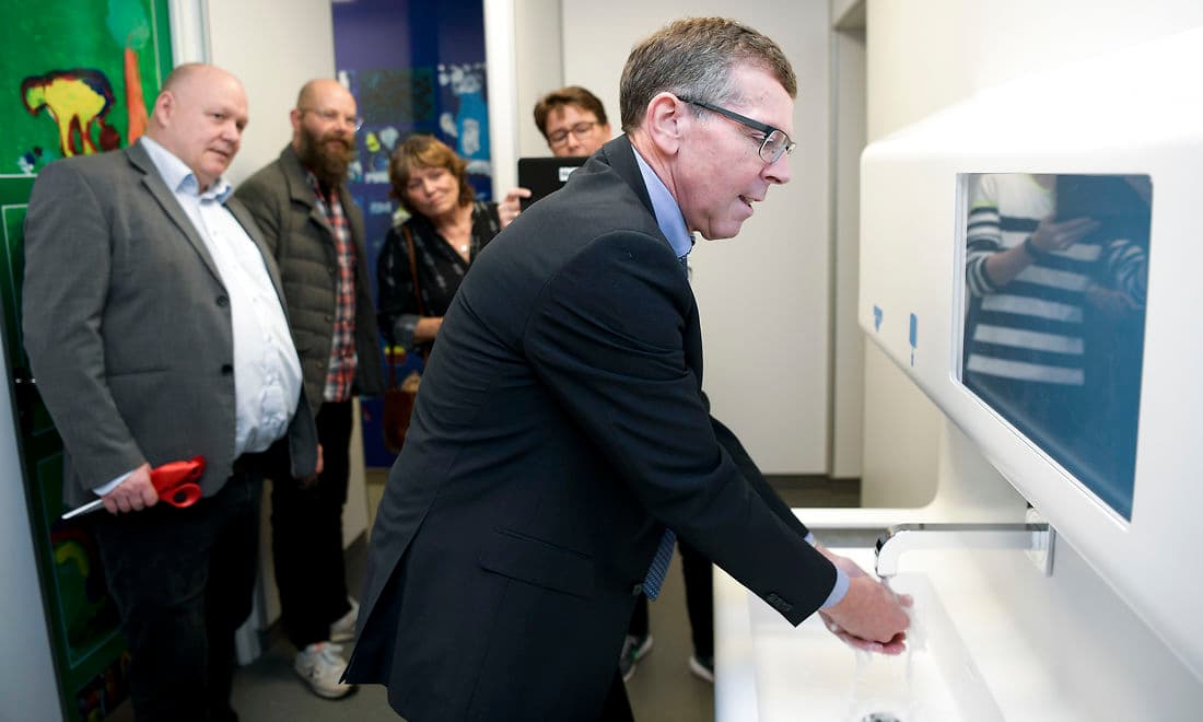 Fremtidens skoletoilet på Toppedalskolen Vindblæs er et godt eksempel på offentlig innovation. Folierne på dørene er lavet af eleverne selv i samarbejde med en kunstner, og når man forlader toilettet, bliver man mindet om at vaske hænder under en berøringsfri vandhane. Når toilettet trænger til rengøring, får rengøringspersonalet automatisk besked.