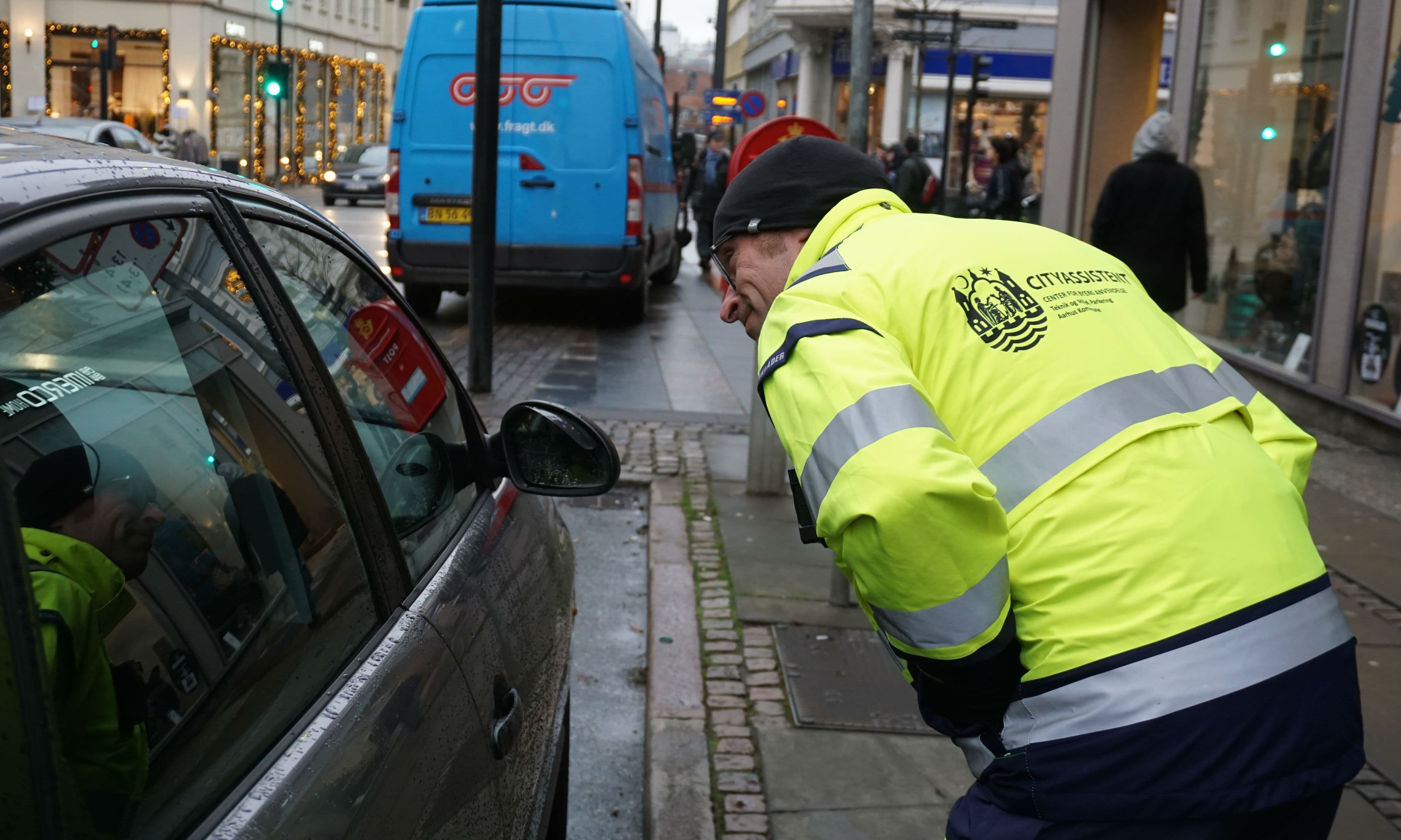 Cityassistenten på arbejde i Aarhus Midtby. Mange tror, at unge med anden etnisk oprindelse er de mest uopdragne, men det er oftest folk i 40-60 års alderen i lidt for store biler. De kan være en prøvelse, fordi de vil ikke nedværdige sig til at tale med os, fortæller Jimmy Danielsen.