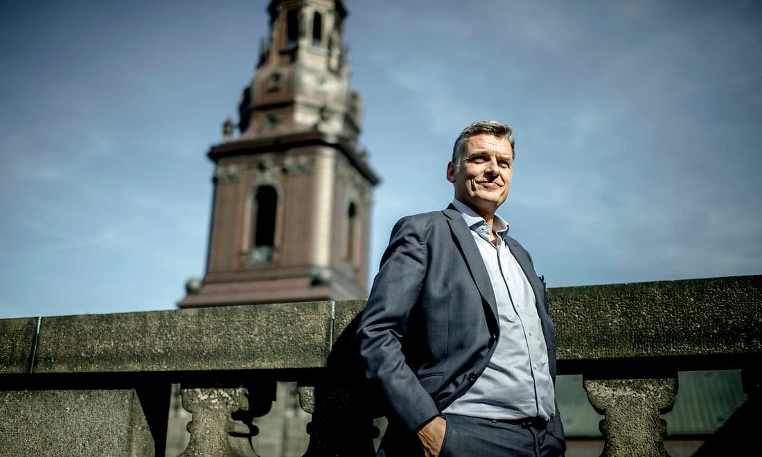 Jan E. Jørgensen (V) er glad for sit dobbeltmandat som viceborgmester og folketingspolitiker. “Tænk på den viden, jeg kan bibringe med her på Borgen og også tage med herfra; hjem til min kommune, siger han. Her fotograferet uden for Christiansborg i jakkesæt, altid jakkesæt. Modsat visse andre ...
