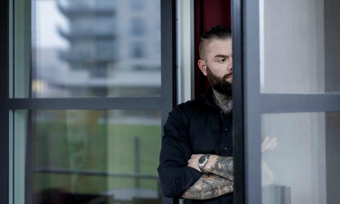 Martin Christian Celosse-Andersen, tidligere Bandidos-rocker, er ude af det kriminelle miljø efter flere års fængselsstraf, og driver i dag platformen EnProcentErNok, der arbejder med kriminalpræventive indsatser. Sammen med cand.pæd.psyk Camilla Sys-Møller har han udviklet et forslag til et nyt exit-program for bandemedlemmer og rockere.
