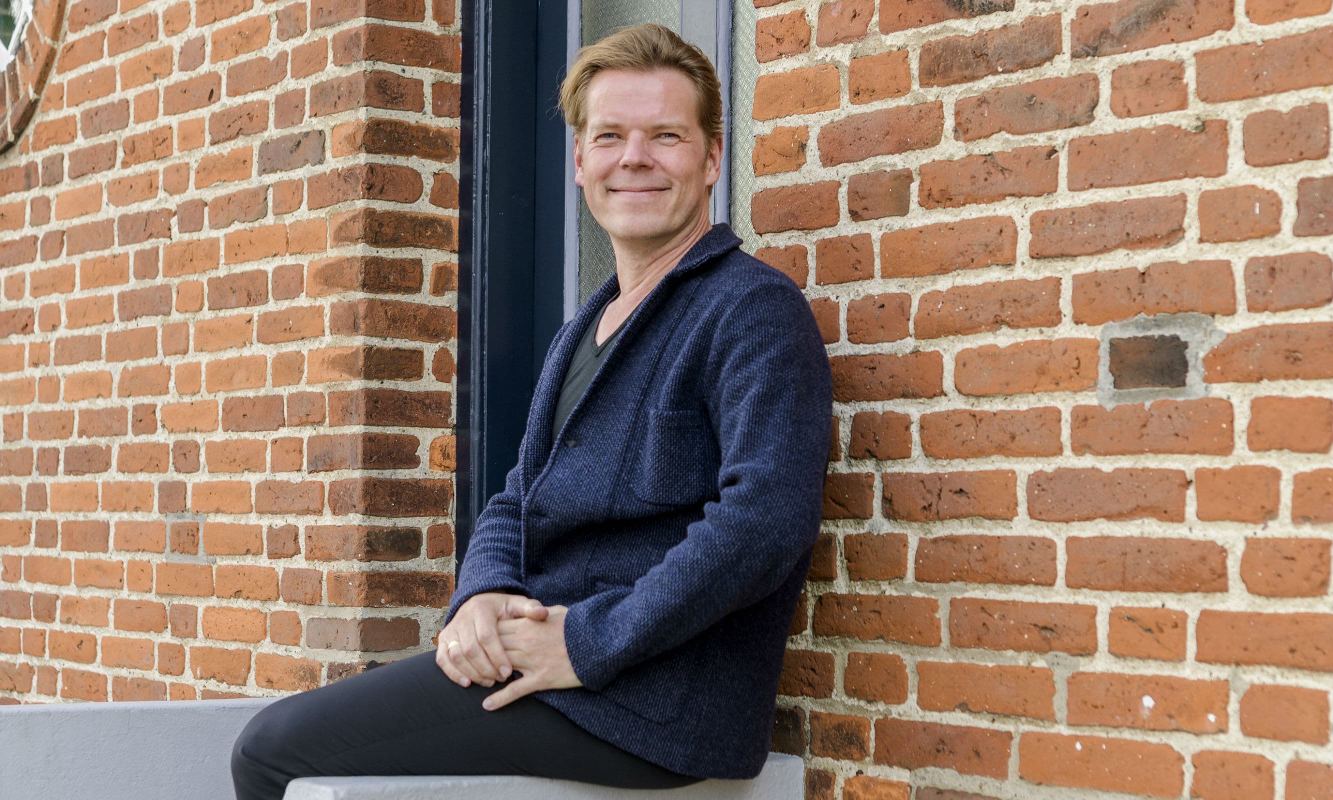Thomas Leerberg i døren til sit barndomshjem i Holstebro. Efter mange års arbejde i store rådgivningsfirmaer og som prorektor skal arkitekten nu bedrive byplanlægning i sin fødeby.