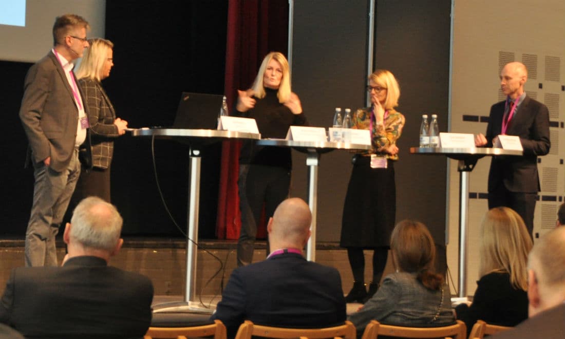 Til venstre Claus Fjeldgaard og Tina Agergaard Hansen (DF) fra Varde Kommune, i midten borgmester Birgit S. Hansen (S) og socialdirektør Rikke Albrektsen fra Frederikshavn kommune og til højre partner Bo Panduro Index100.
