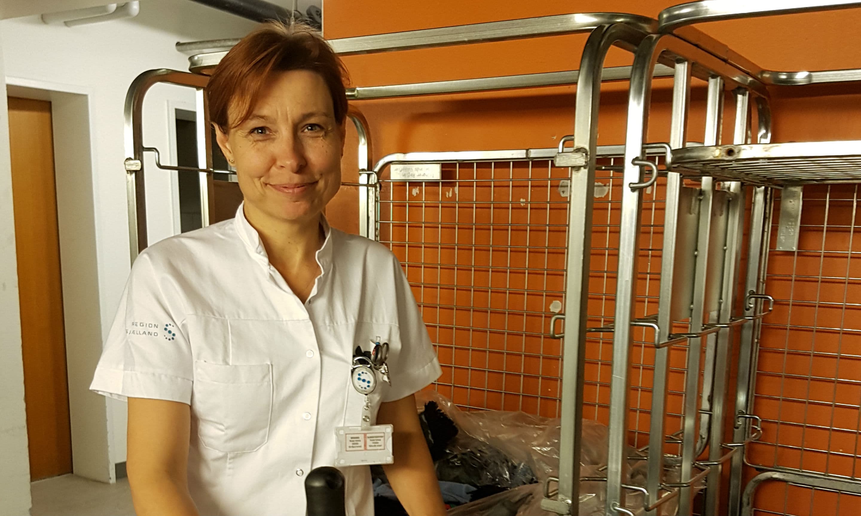 Man er lavest i hierarkiet som serviceassistent, fortæller Bitten Berg-Munch. Og derfor er det vigtigt at huske sig selv på, at man til gengæld er uundværlig. ‘Vi yder en service, vi har en funktion, og uden os ville der ikke være nogen sygeplejersker, læger eller patienter.’