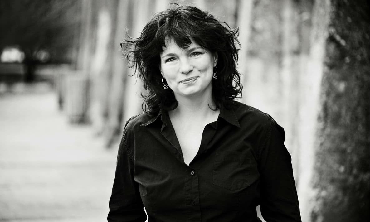 Mette Frobenius har nok at se til som hofnar og debattør, når hun spidder arbejdsvilkår og tabuer i det kommunale og regionale landskab. Og hun regner ikke med at blive arbejdsløs lige med det første. ‘Der er virkelig meget at tage fat på de næste 25 år,’ siger hun.