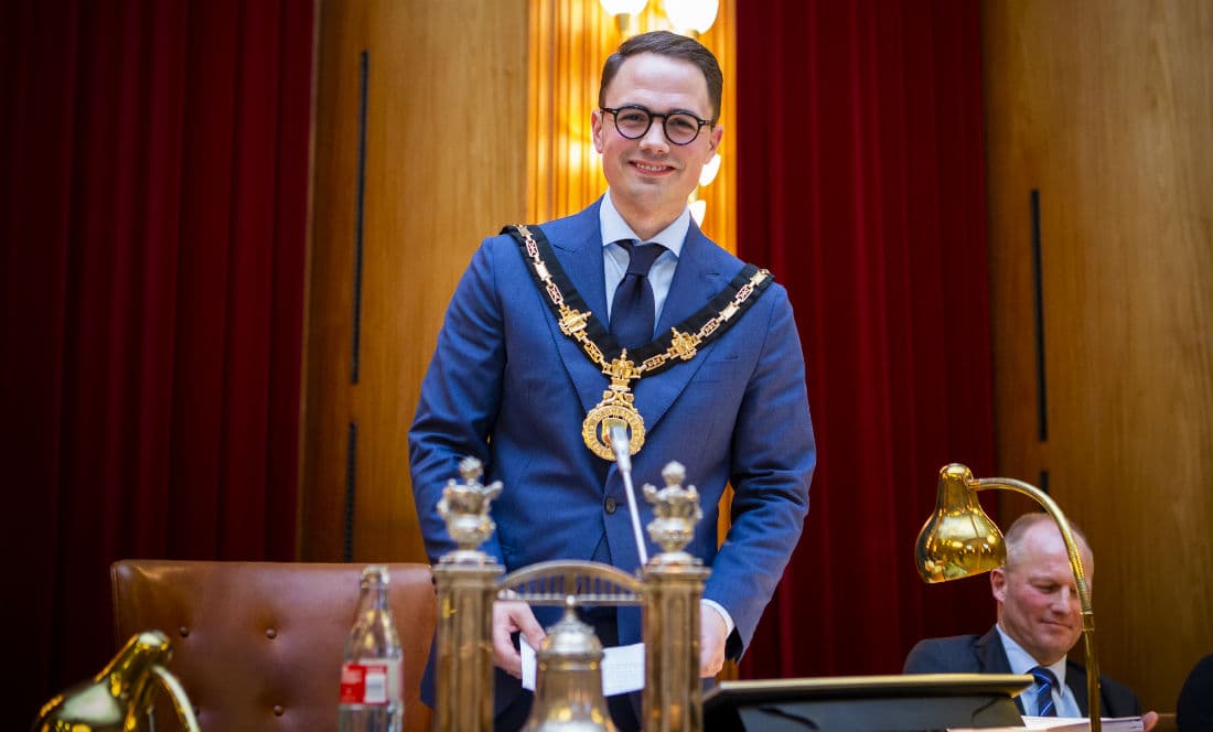 Jørgen Glenthøj ledede første del af kommunalbestyrelsesmødet mandag, inden han overrakte Simon Aggesen borgmesterkæden. Herefter overtog Aggesen og ledede anden del af mødet. Jørgen Glenthøj fortsatte som medlem af kommunalbestyrelsen.
