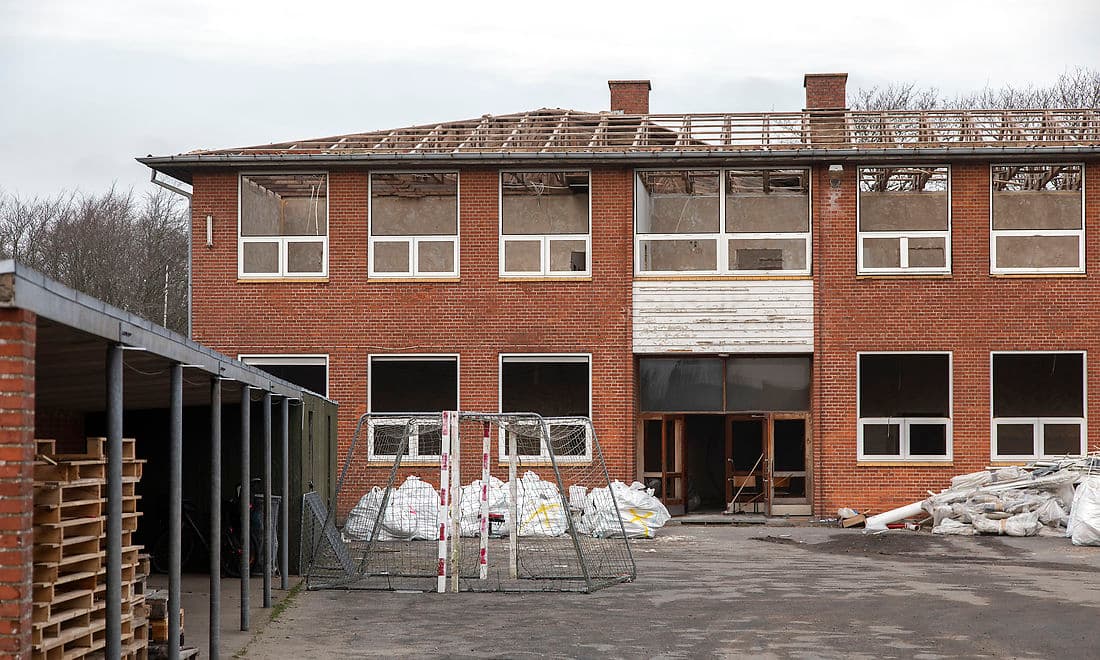Ifølge KL er det i disse år kommunernes forbandede pligt at nedbringe antallet af dårlige kvadratmeter. Her er det en tidligere skole i Farup ved Ribe, som tidligere på året måtte lade livet.