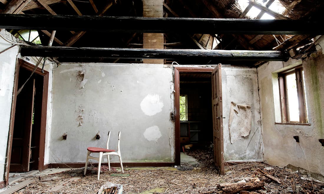Indenfor i et hus i Guldborgsund. Huset er i dag revet ned, og grunden er blevet en del af en mark med bølgende korn.