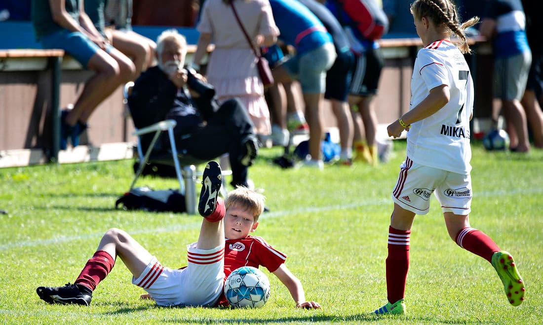 Må man tage en smøg på sidelinjen, mens børnene spiller fodbold? Der er der forskellige regler om i kommunerne.