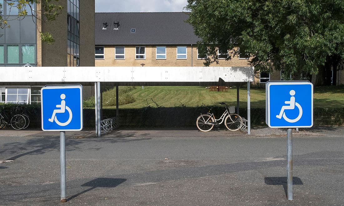 Ulykkespatientforeningen har undersøgt forholdene for handicappede elever på landets folkeskoler. 57 pct. af skolerne i undersøgelsen mangler handicapparkering ved hovedindgangen. Det er alt for lavt og nemt at ændre, mener formand for Ulykkespatientforeningen, Janus Tarp.