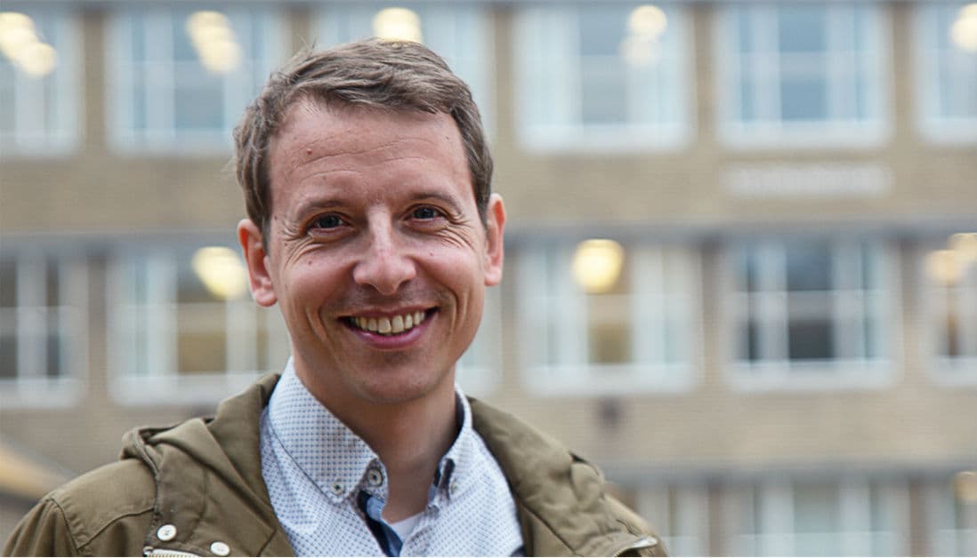 Folk, der er ubehagelige online, er også ubehagelige offline, siger Michael Bang Petersen om de personer, der skriver hadefuldt på sociale medier. De er frustrerede, føler sig marginaliserede, har lav empati og er optaget af at have høj status.