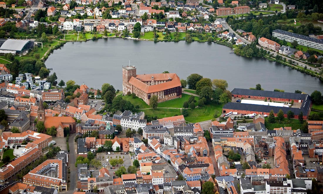 Kolding er en af de få kommuner, der lægger en stor indsats for bevaringsværdige bygninger. Når kommunen laver nye lokalplaner, fx hvis der kommer et stort byggeprojekt, tager en byplanlægger ud og save-registrerer i området, så Kolding bevarer sin lokale bygningskulturarv.
