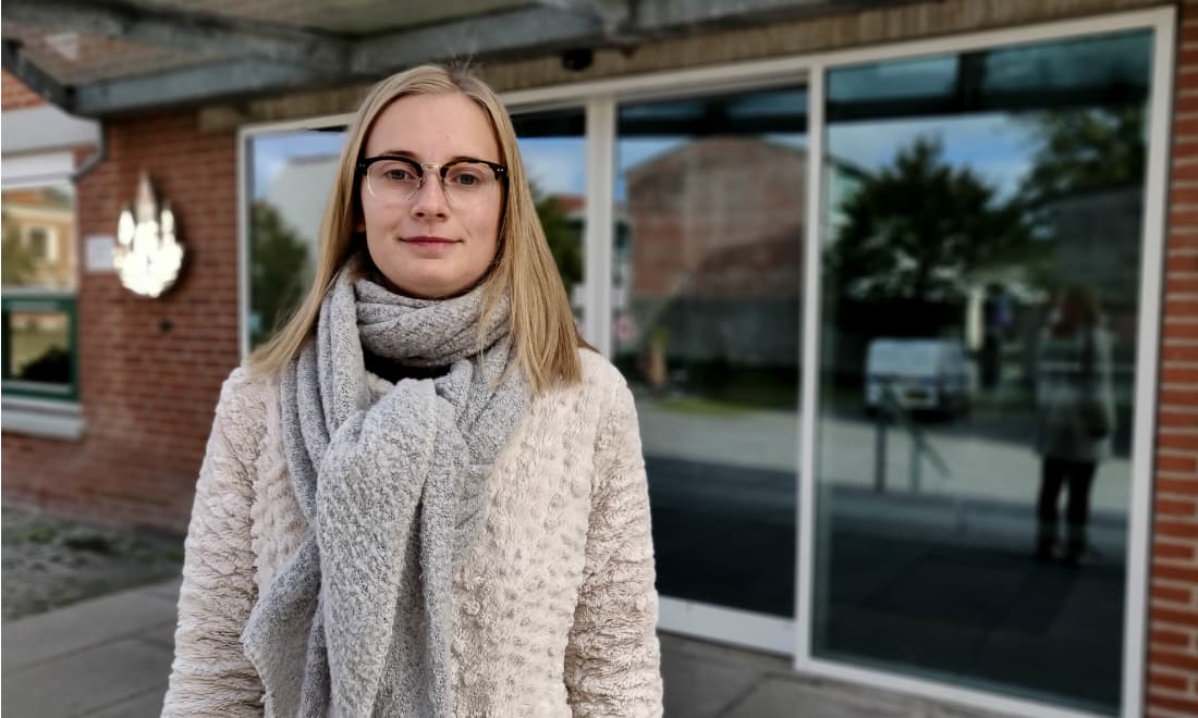 Frida Valbjørn Christensen ved indgangen til Randers Kommune. Et par af hendes kolleger har siddet i byrådet, siden før hun blev født.