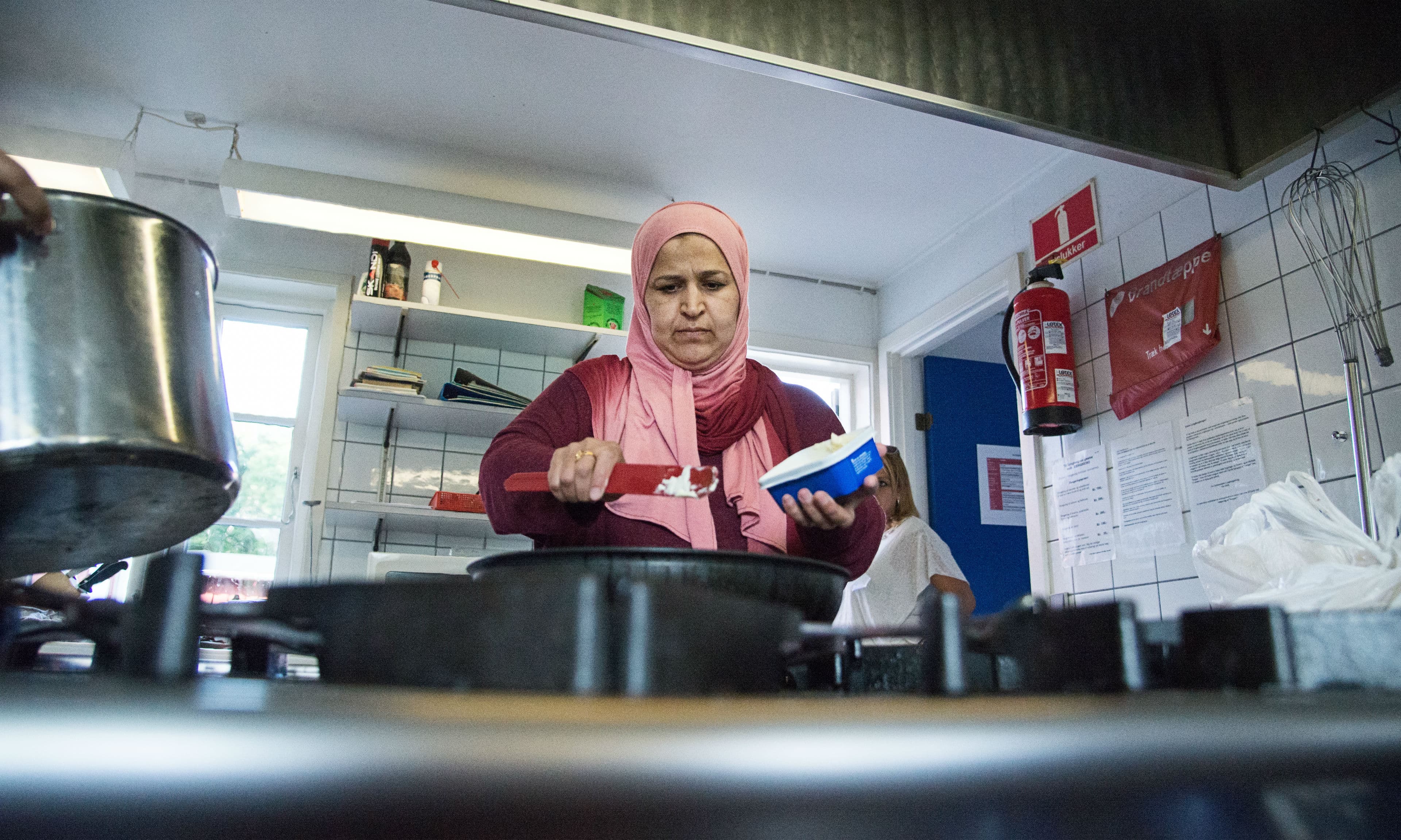 Moren M fra Aktive Drenge laver mad på et internat for familierne i projektet. Gadepulsen har oprettet praktik for mødrene i et medborgerhus køkken for at udbygge familiebehandlingen.