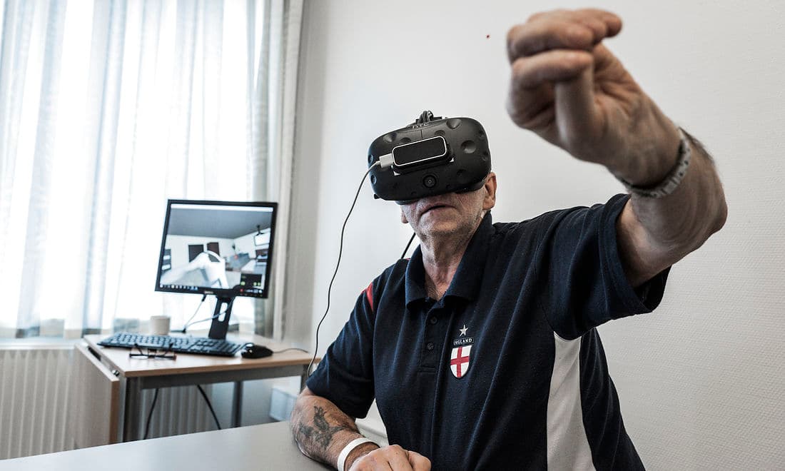 I virtual reality kan man også sætte folk tilbage i deres eget køkken, når de skal genoptrænes til at brygge kaffe og sætte havregryn på plads.