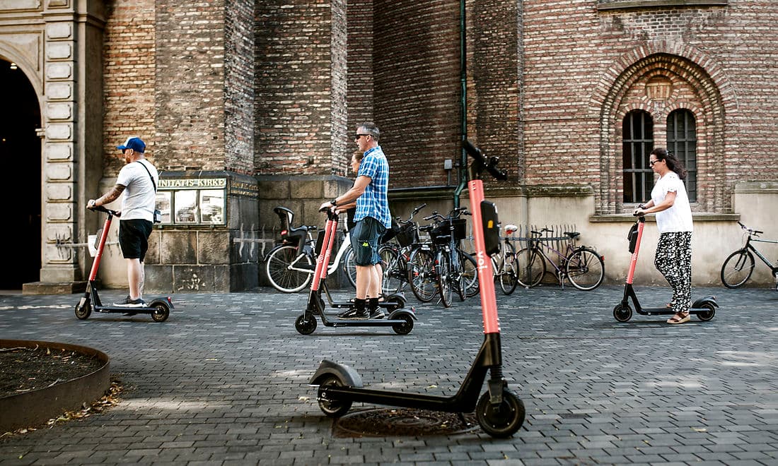 De står her der og alle vegne i falmet orange, turkis eller skrigende limegrøn. Løbehjul kan lejes i mange større byer i Danmark, og stadig flere og flere private køber deres egne løbehjul. For de er dyre at leje, og hvis man vil bruge dem som dagligt transportmiddel, kan det hurtig svare sig at købe sit eget.