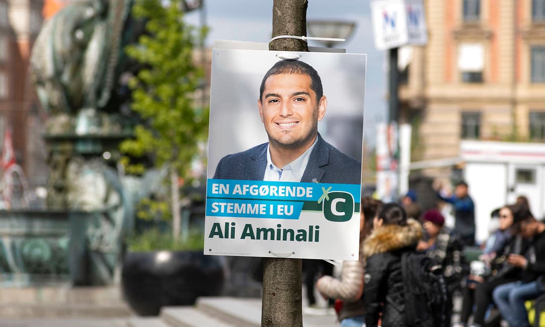 I samarbejde med journalist Kristoffer Flakstad og med afsæt i sin egen historie har politiker og socialrådgiver Ali Aminali udgivet en bog om integration. Ifølge anmelderne er bogdebutten værd at læse, selv om den savner kant og autencitet.