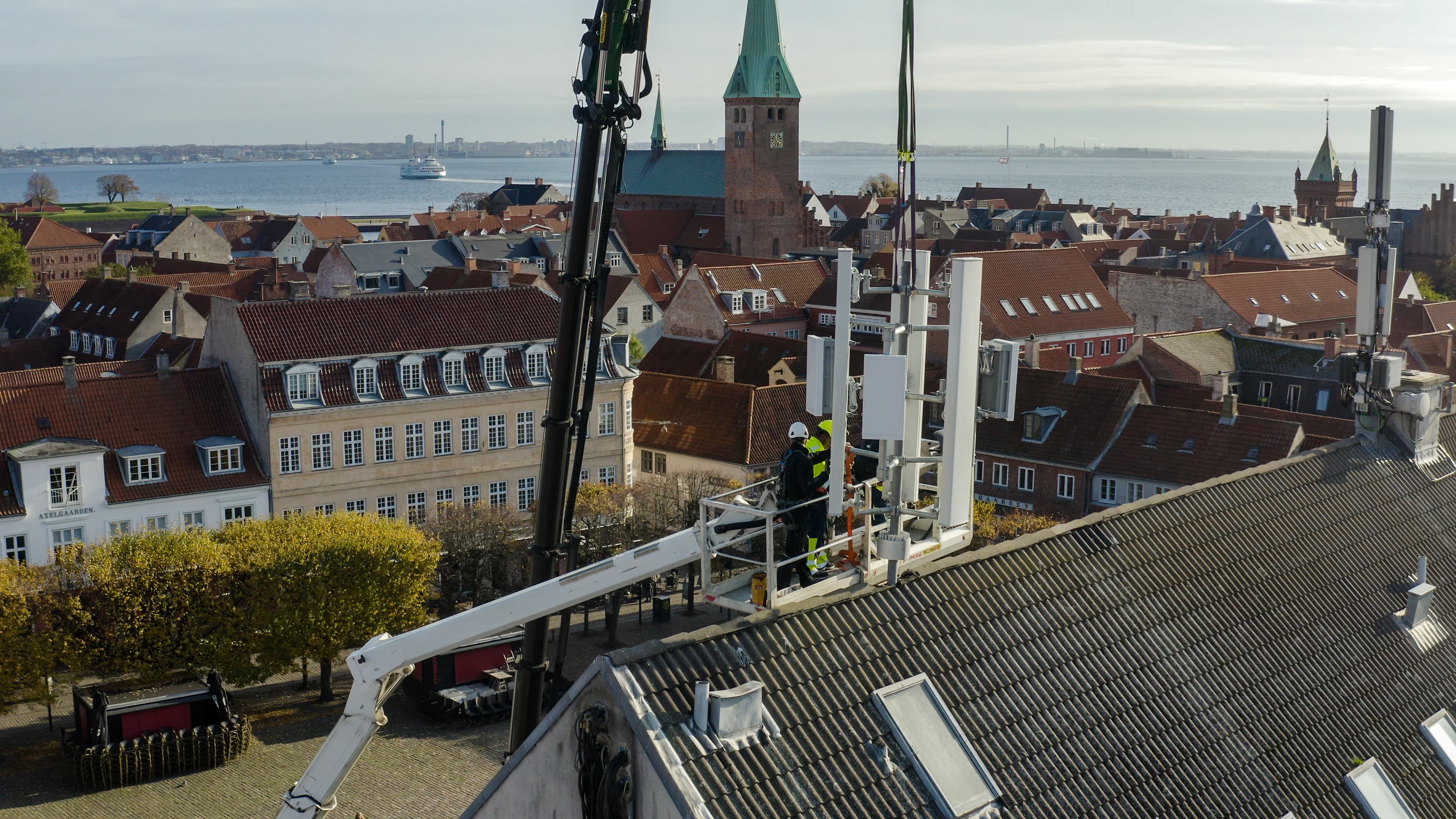 På et af tagene ved Axeltorv er der sat nye 5G antenner op, så Helsingør bliver Danmarks første by til at teste det nye net. Men Karen Margrethe Olsen synes ikke, antennerne gør meget godt for byens udseende.