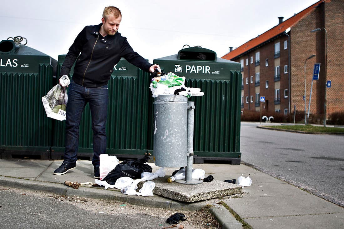 Der er næsten lige så mange forskellige måder at sortere affald på, som der er kommuner. Det kritiserede OECD i en rapport sidste år, og både den nuværende og den forrige regering har lovet ensretning. Men nu er planen, der skulle vise de måder, kommuner kan sortere ens på, forsinket igen.