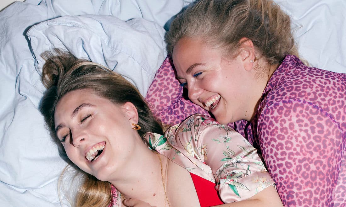 Nanna Elizabeth Hovgaard (tv.) og Josephine Kuhn (th.) laver sammen podcasten Fries Before Guys, der handler om at være ung kvinde i 20’erne på godt og ondt. De to har blandt andet været sponsoreret af tøj- og undertøjsmærket Organic Basics, men man kunne i efteråret høre dem gøre reklame for Københavns Kommunes ordning for sortering af husholdningsaffald.