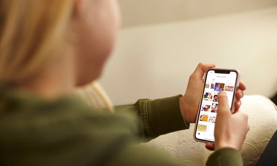 Der findes både store influencere med mange tusind følger og mikroinfluencere med et par tusind følgere. De optræder ofte på det sociale medie Instagram, men har også kanaler som Facebook og podcast.