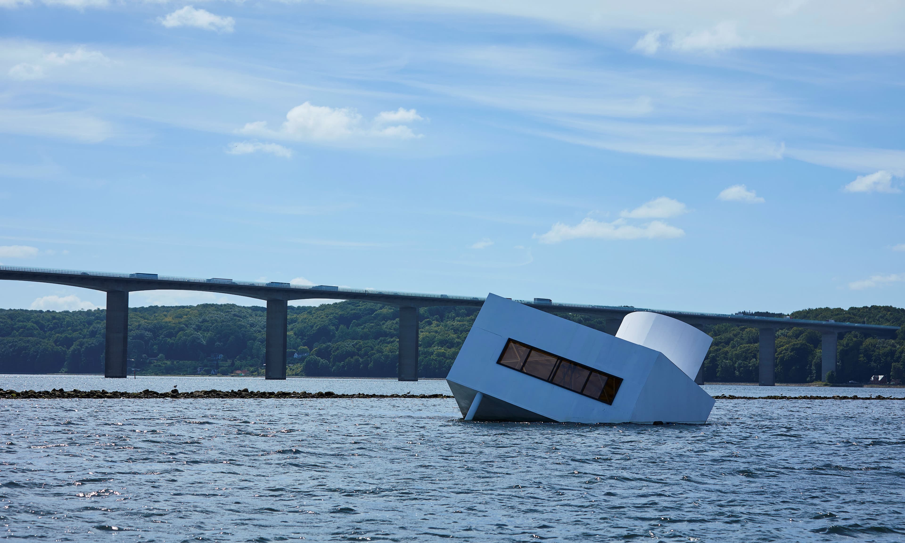 Kunstværket Flooded Modernity vakte opmærksomhed, da det indgik i udstillingen Floating Art på Vejle Kunstmuseum. Stadsarkitekt Lisbet Wolters har brugt det som blikfang i kommunens strategi mod stormflod. 