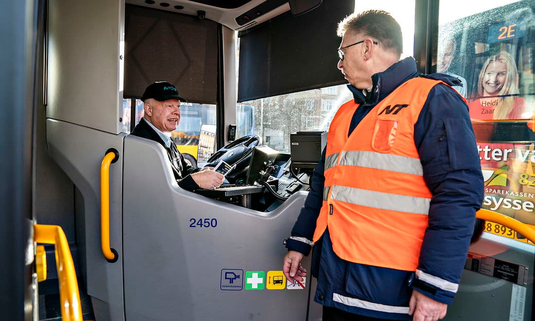 Guider fra Nordjyllands Trafikselskab deler løbesedler ud med advarsler om smittefare i overfyldte busser ved busterminalen i Aalborg.