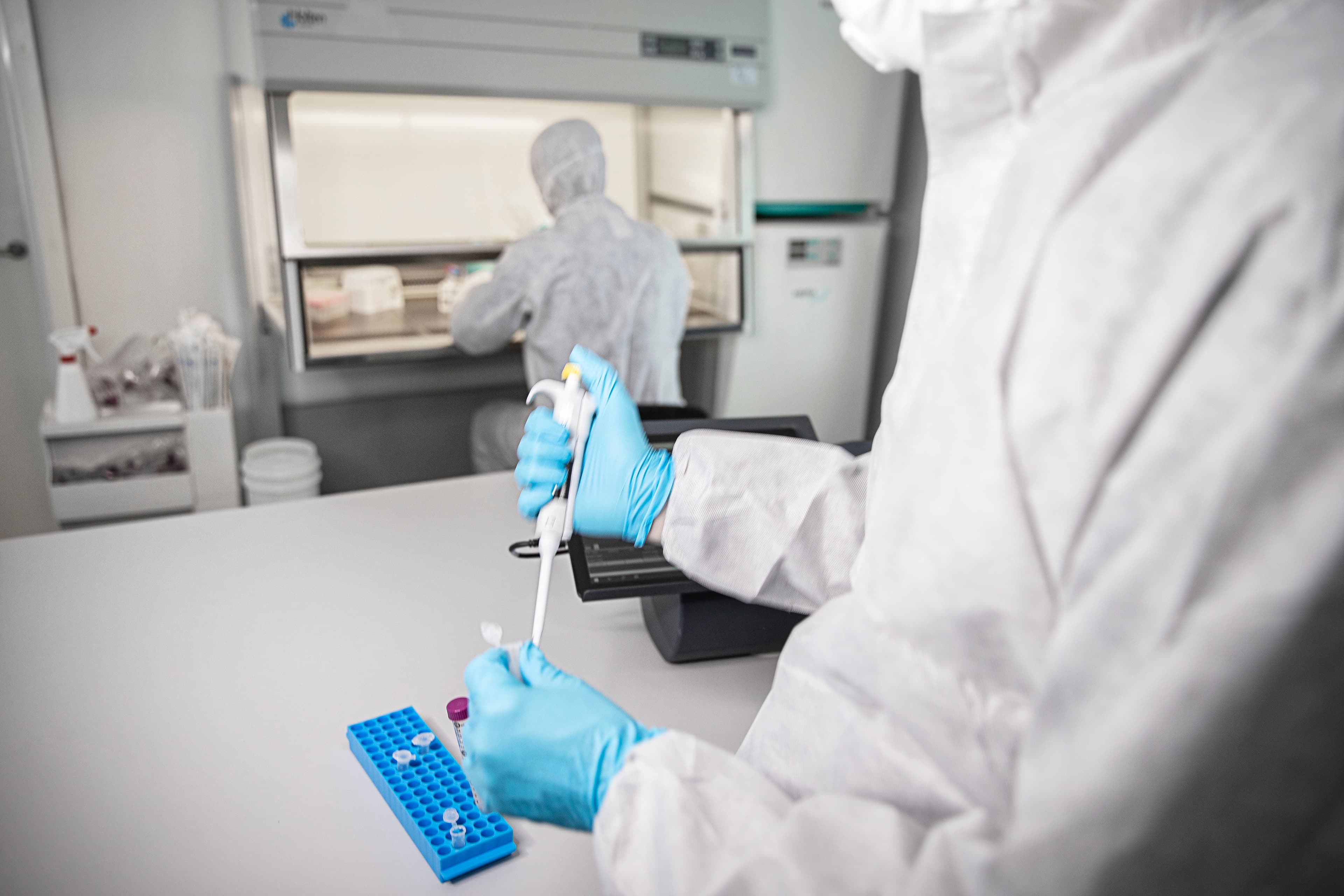 Danmark og EU bliver sårbare, hvis vi ikke mere har egen vaccineproduktion, og andre lande prioriterer egen befolkning først, siger forsker.