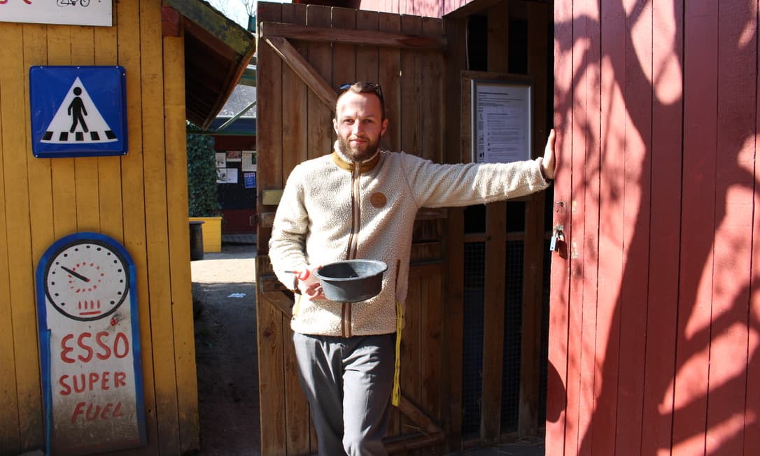 Nicolai Kristensen fodrer gederne på kommunens legeplads, mens coronavirusset raser. 