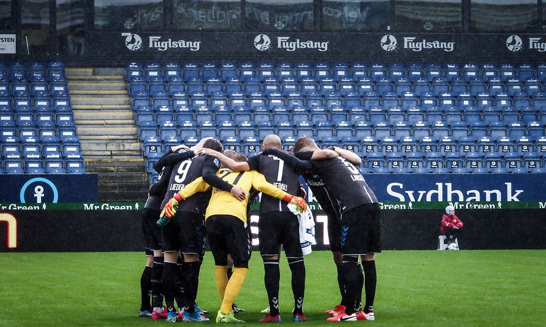 Sønderjyske og OB spillede for lukkede tribuner på det kommunalt ejede stadion i Haderslev, da der sidst blev spillet superligafodbold i Danmark 11. marts. Klubberne håber på at komme igang med turneringen igen i løbet af sommeren, og det er vigtigt for både sport og værtskommuner, at profsporten ikke taber klubber på højeste niveau under coronakrisen.