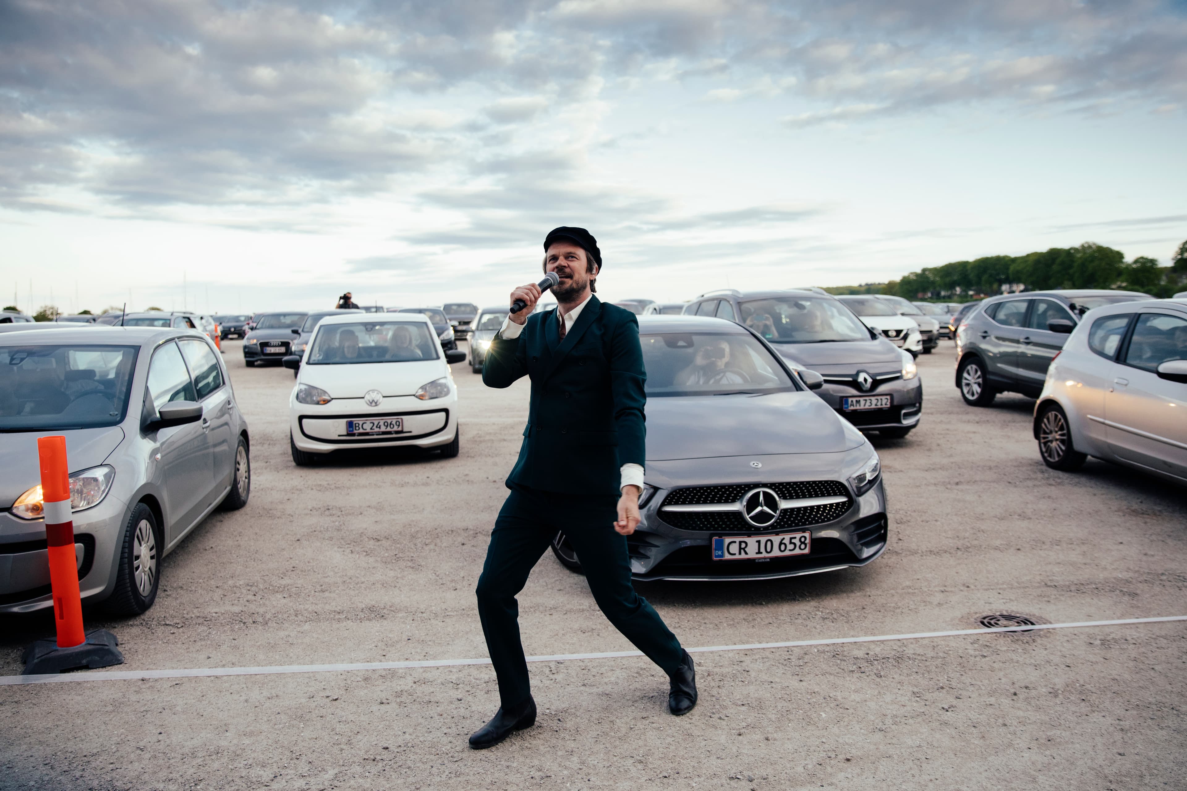 Drive-in koncerter er en anderledes oplevelse end normale koncerter. Publikum kan selv skrue op og ned for kunstneren i deres bilradio, og fra scenen mangler musikerne øjenkontakt med publikum. Men i en krisetid, hvor vi efterhånden lider af kulturel hudsult, er det bedre end ingenting.